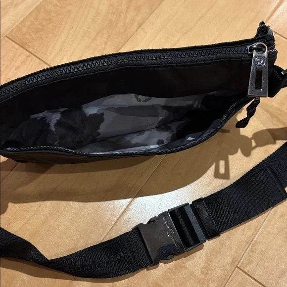 Vintage Black Lululemon Surge Belt Bag - Picture 12 of 15